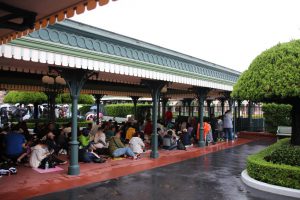 小雨が降っている朝 開園１時間前に並ぶとどのような状況だったのか そして スプラッシュマウンテンのfpを取りに行った結果は ディズニー 好きの何でもブログ